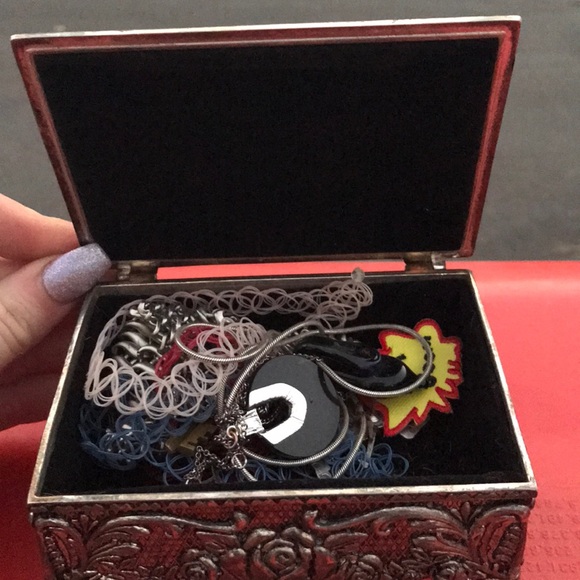 Beautiful trinket box- vintage silver tone w roses - Picture 7 of 8